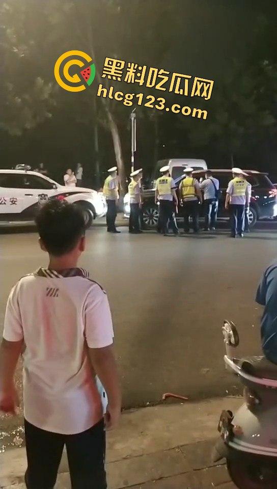 临沂郯城惊现硬核酒驾！司机拒不配合，交警无奈砸玻璃强制处理-5