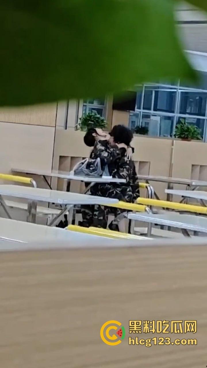 大一新生军训间隙在食堂亲亲我我又舔又摸 这是把食堂当酒店了吗！-3