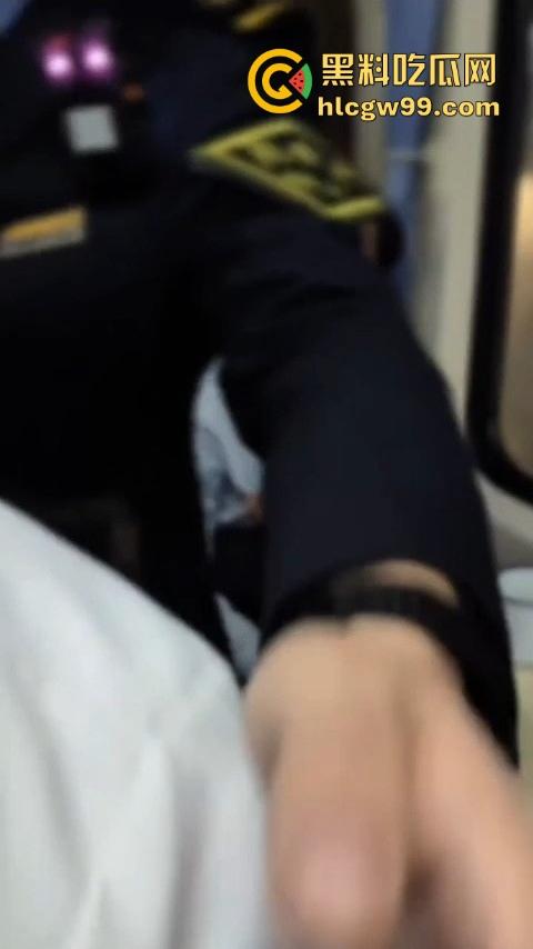 上海到东北的火车上演现实版权力秀，大叔仗着儿子是公安，嚣张跋扈，大姐当场怒怼公安就能无法无天？-6