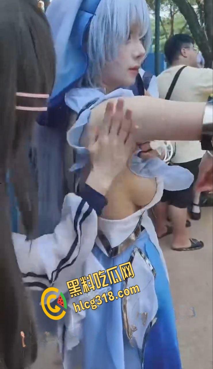 女生穿cos服去高考，同教室的小处男有福了，露这么大奶子还有心情考试么！-4