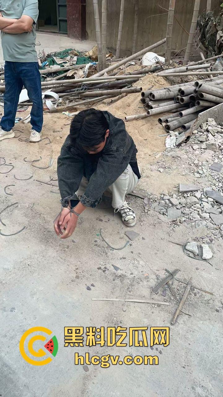 汕头精神小伙砸车窗偷窃被吓跑,警报刚停又溜回来,结果被车主直接抓个正着!-1