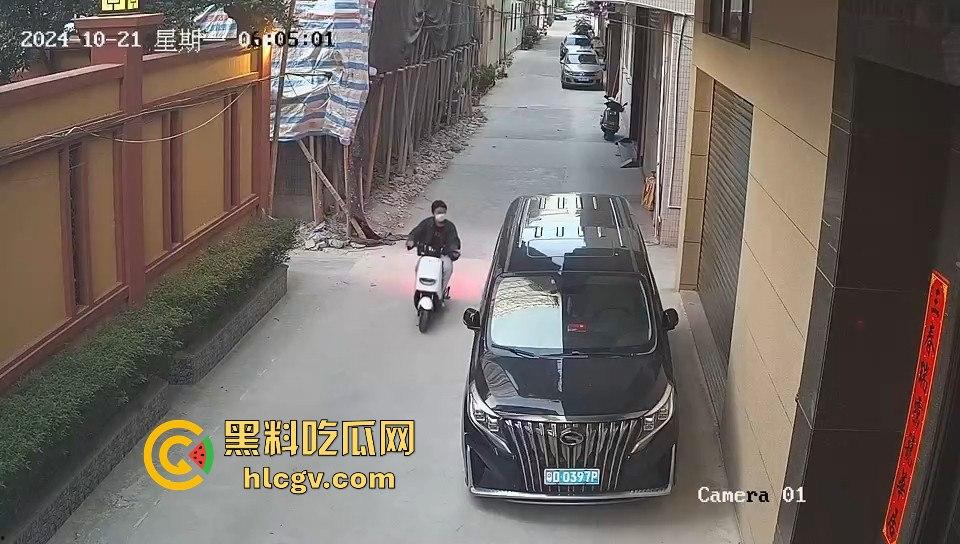 汕头精神小伙砸车窗偷窃被吓跑,警报刚停又溜回来,结果被车主直接抓个正着!-7