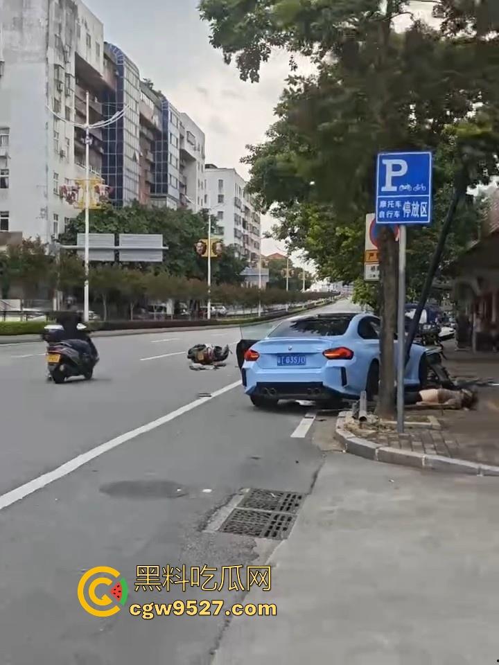 广东江门跑车与摩托车之间的故事，狂踩油门，拉爆排气管，结果装逼失败，开慢一点总归没错的，安全第一！-6