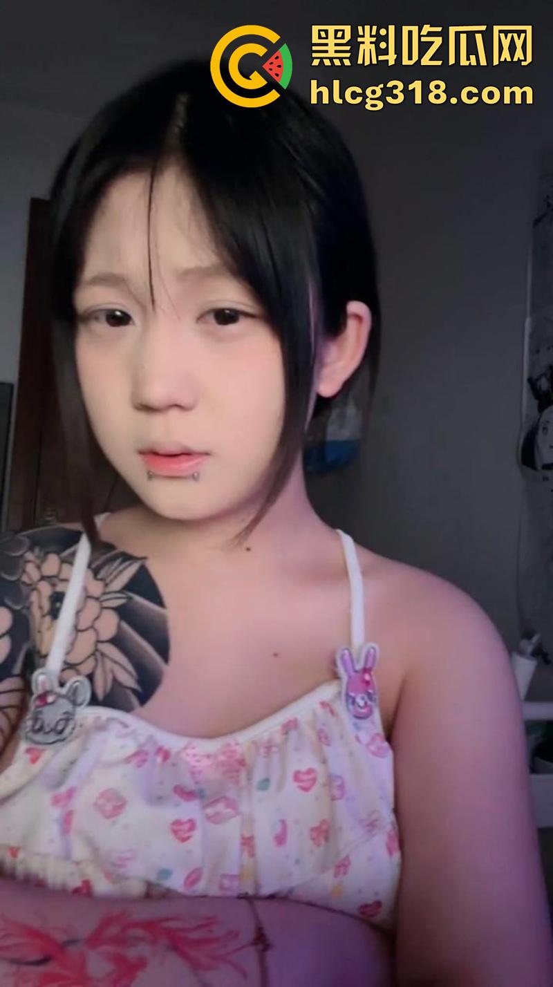 山东临沂巨乳精神小妹【刘鑫鑫】,大奶粉头肥臀母狗,为赚钱下海裸聊发骚,直播录屏视频流出-1