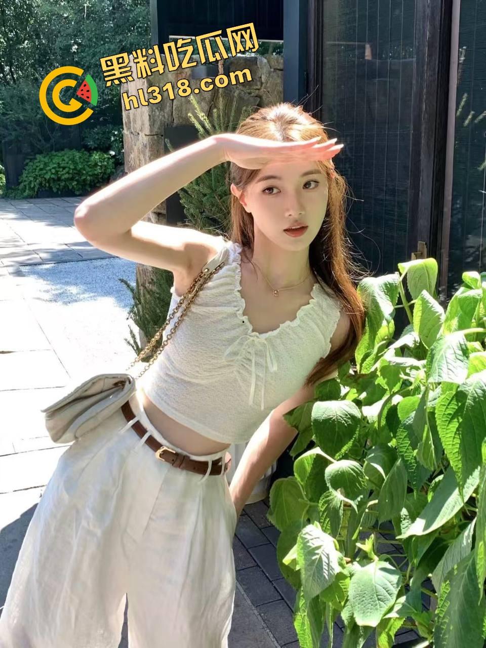 怪不得骚货都爱黑皮大鸡巴,巧克力从嘴到穴全都能用,反方向大黑棍插到翻白眼,这种花样谁不想试一试?-1