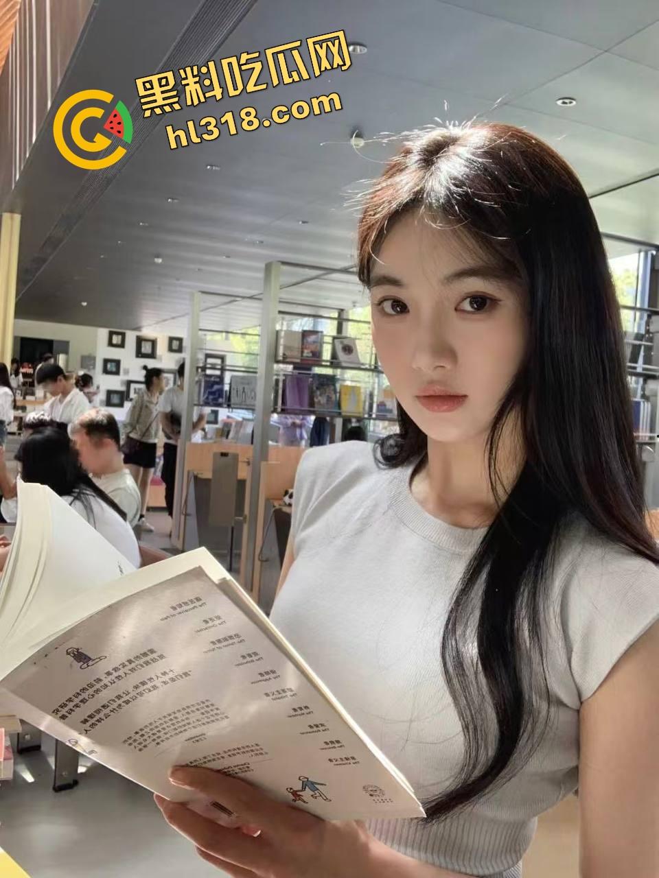 怪不得骚货都爱黑皮大鸡巴,巧克力从嘴到穴全都能用,反方向大黑棍插到翻白眼,这种花样谁不想试一试?-2