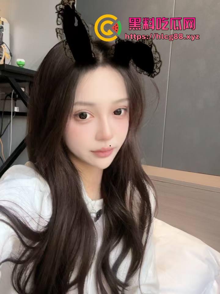 新疆阿勒泰滑雪场福利姬比基尼滑雪,奶腩抖臀浪成冰,福利婊变雪地鸡,胖次冻逼要风度不要命!-2