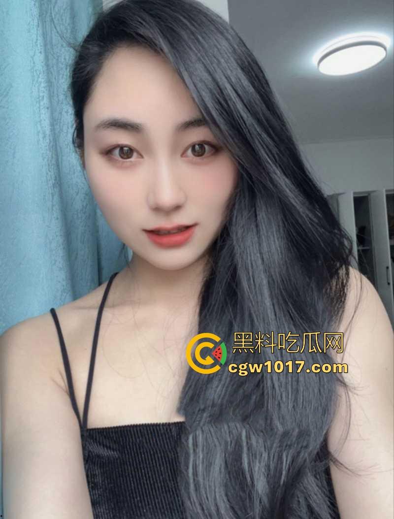 河南高挑骚逼营销【陈奕莹】清纯少女私下却是淫荡的母狗,在家发骚与人裸聊等操,全程露脸揉搓,这逼是真的黑啊!-1