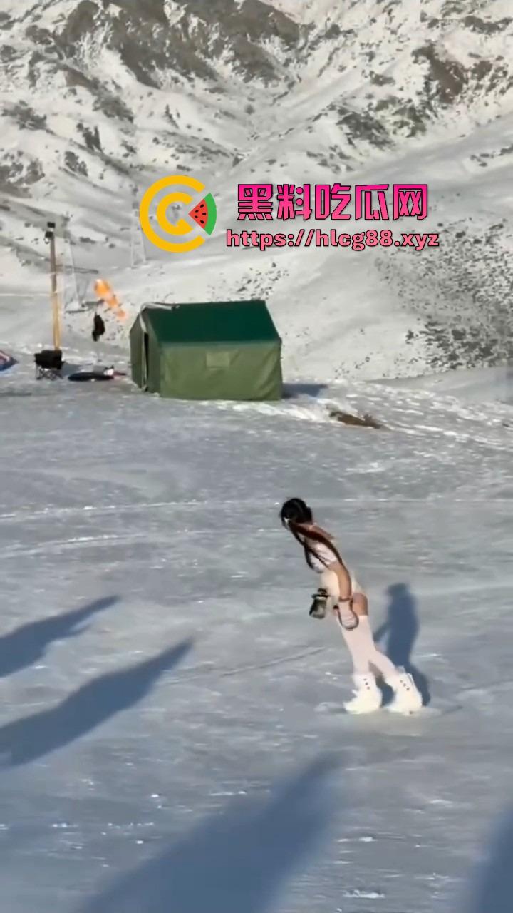 新疆阿勒泰滑雪场福利姬比基尼滑雪,奶腩抖臀浪成冰,福利婊变雪地鸡,胖次冻逼要风度不要命!-8
