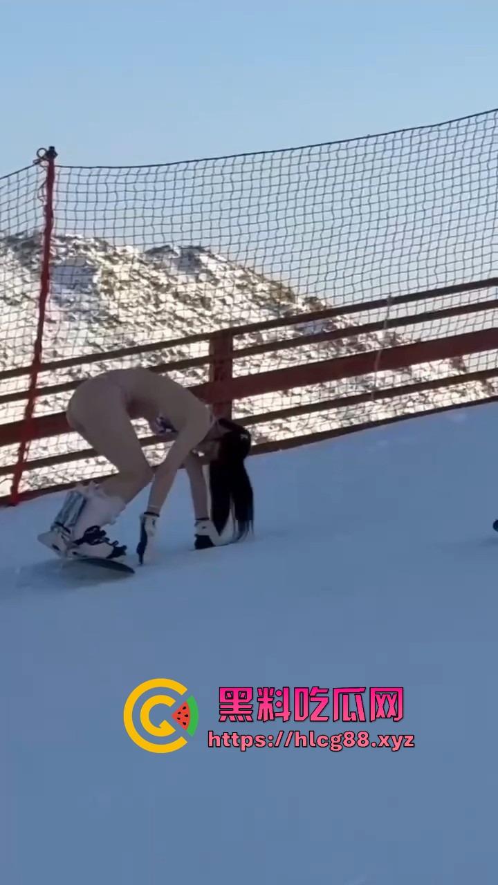新疆阿勒泰滑雪场福利姬比基尼滑雪,奶腩抖臀浪成冰,福利婊变雪地鸡,胖次冻逼要风度不要命!-10