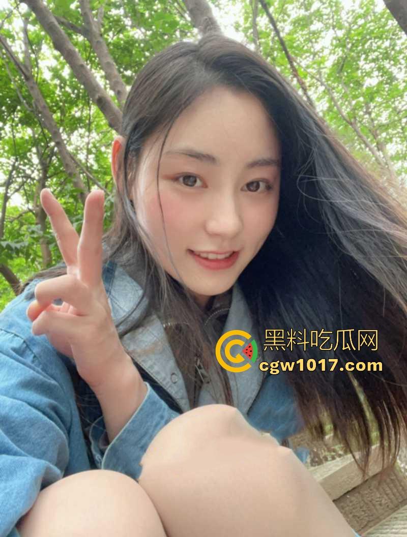 河南高挑骚逼营销【陈奕莹】清纯少女私下却是淫荡的母狗,在家发骚与人裸聊等操,全程露脸揉搓,这逼是真的黑啊!-8