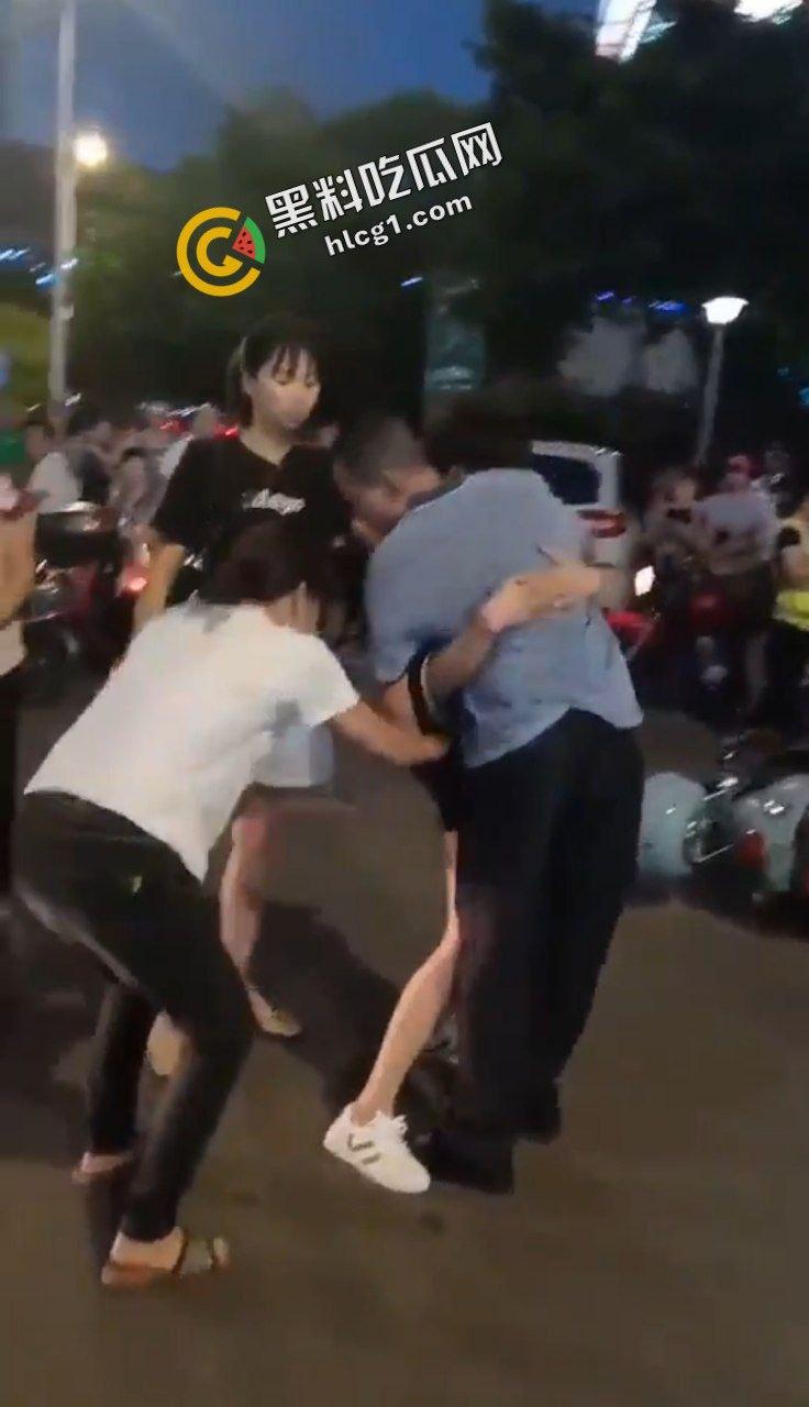 广西钦州 大型抓奸现场实拍 男子带小三出来玩 被妻子和丈母娘逮住 引来一排接一排的吃瓜群众-2