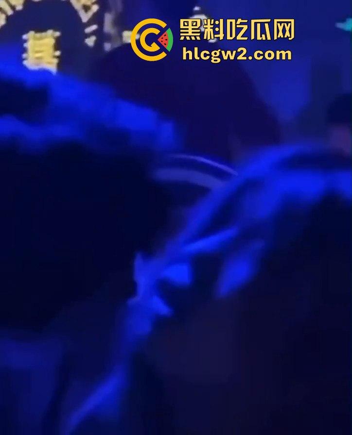 曼谷扶手女『卢依依』骚出天际！酒吧里直接开干，逼像磁铁吸住朋友的鸡儿不放手，瓜友看得亚麻呆住！-3