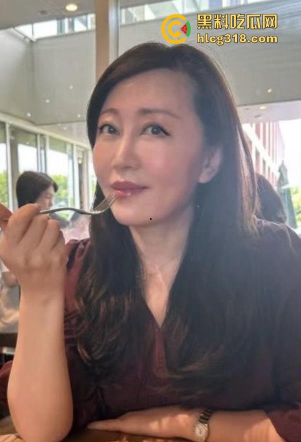 海角乱伦大神【妖娆的丈母娘】狂操性感黑丝丈母娘,翘臀巨乳无套内射狠狠的满足她!-2