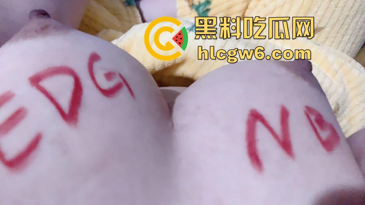 常州大胸妹『孙一帆』EDG死忠粉, 奶子写口号边看比赛边挨草吃鸡,分手后接盘哥千万别浪费这极品奶!-10