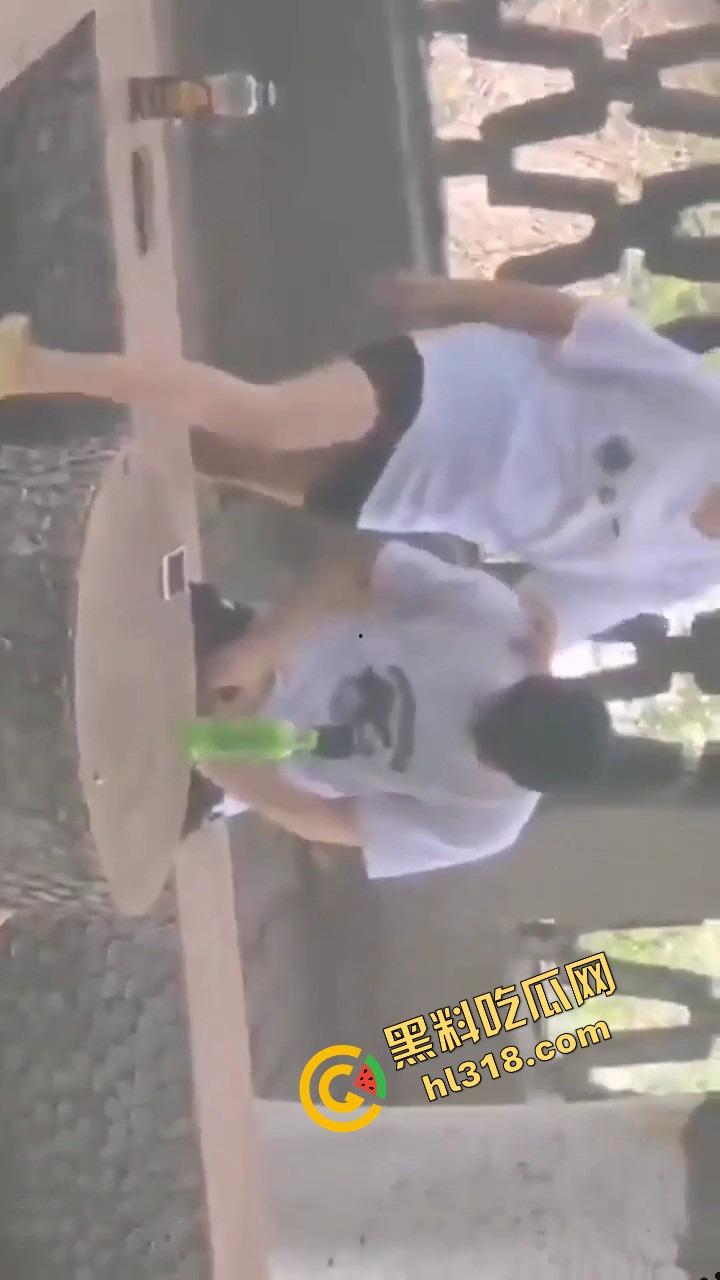 两高中生逃课白天公园偷开房，野战打炮连安全套都来不及戴，阳光下直接开始啪啪，青春期欲望根本藏不住！-5