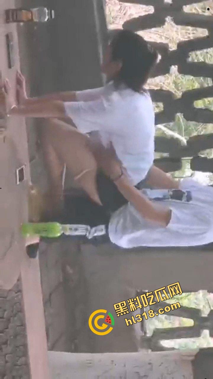 两高中生逃课白天公园偷开房，野战打炮连安全套都来不及戴，阳光下直接开始啪啪，青春期欲望根本藏不住！-7