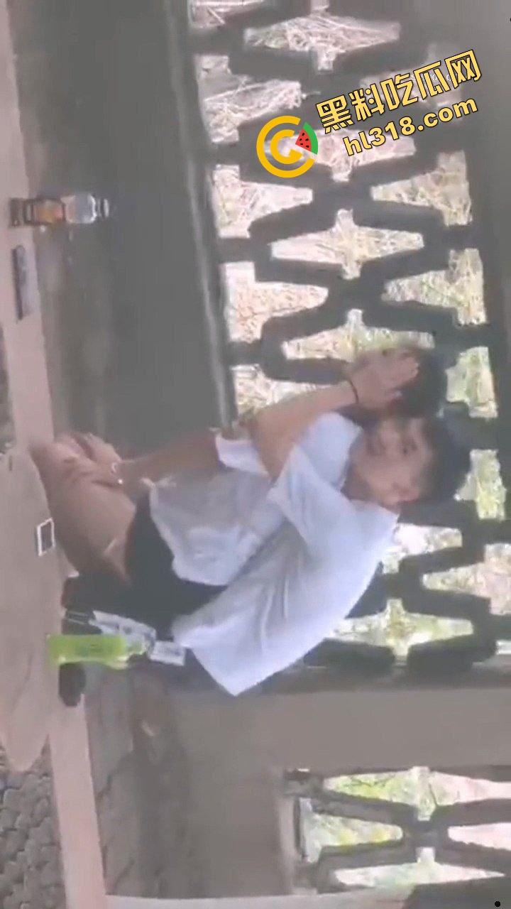 两高中生逃课白天公园偷开房，野战打炮连安全套都来不及戴，阳光下直接开始啪啪，青春期欲望根本藏不住！-10