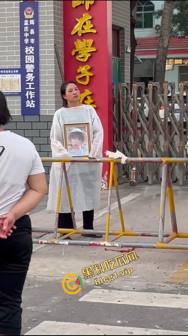 辉县市孟高中学 15岁女孩因军训意外去世 家长校门口拉横幅摆花圈!-11