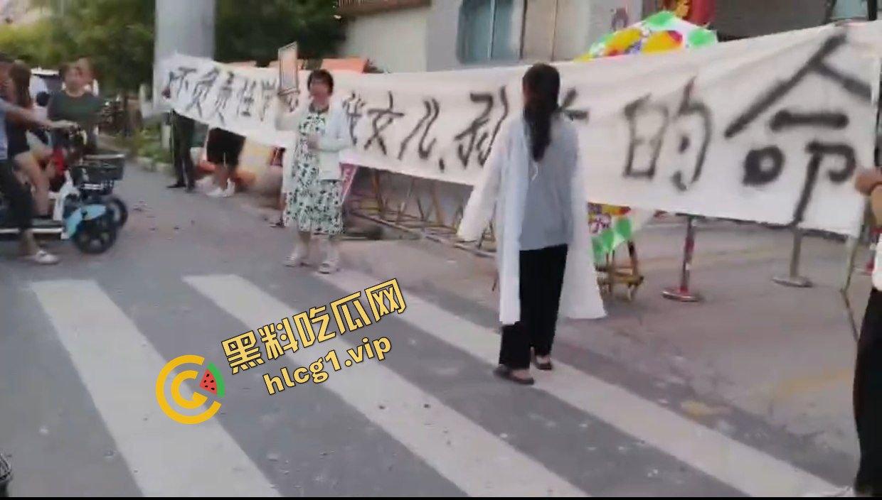 辉县市孟高中学 15岁女孩因军训意外去世 家长校门口拉横幅摆花圈!-12