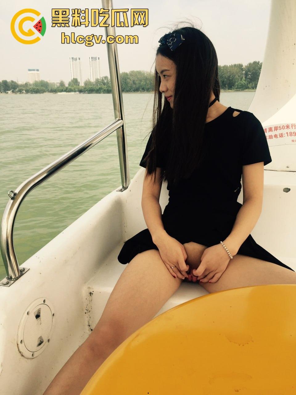 西安极品淫妻【李彤】泄露大瓜!绿毛龟带妻划船露出,宾馆捆绑给单男爽操!-1