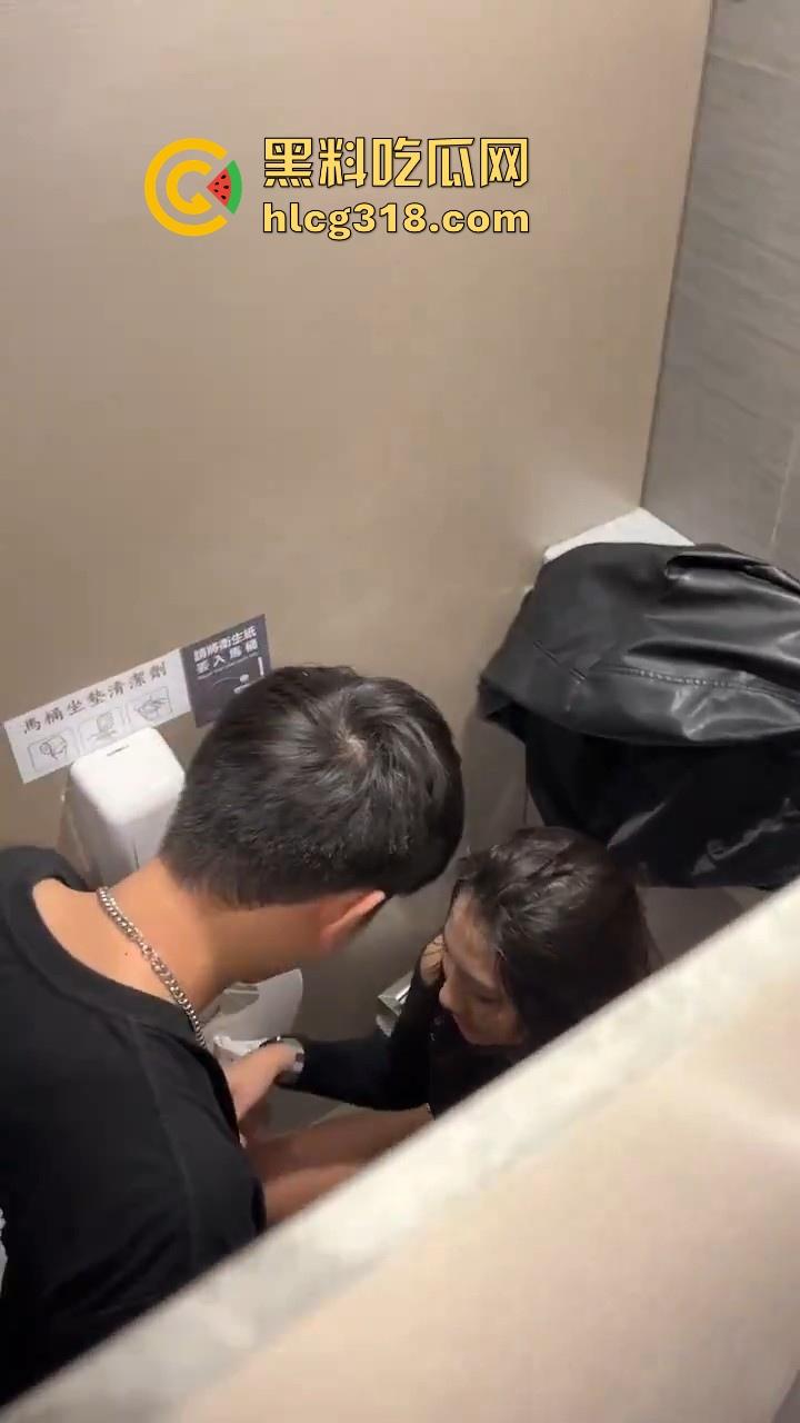 高颜值极品美女厕所偷情，高挑模特身材，男友鸡巴还没多硬呢就迫不及待想要，真是骚气十足！-1