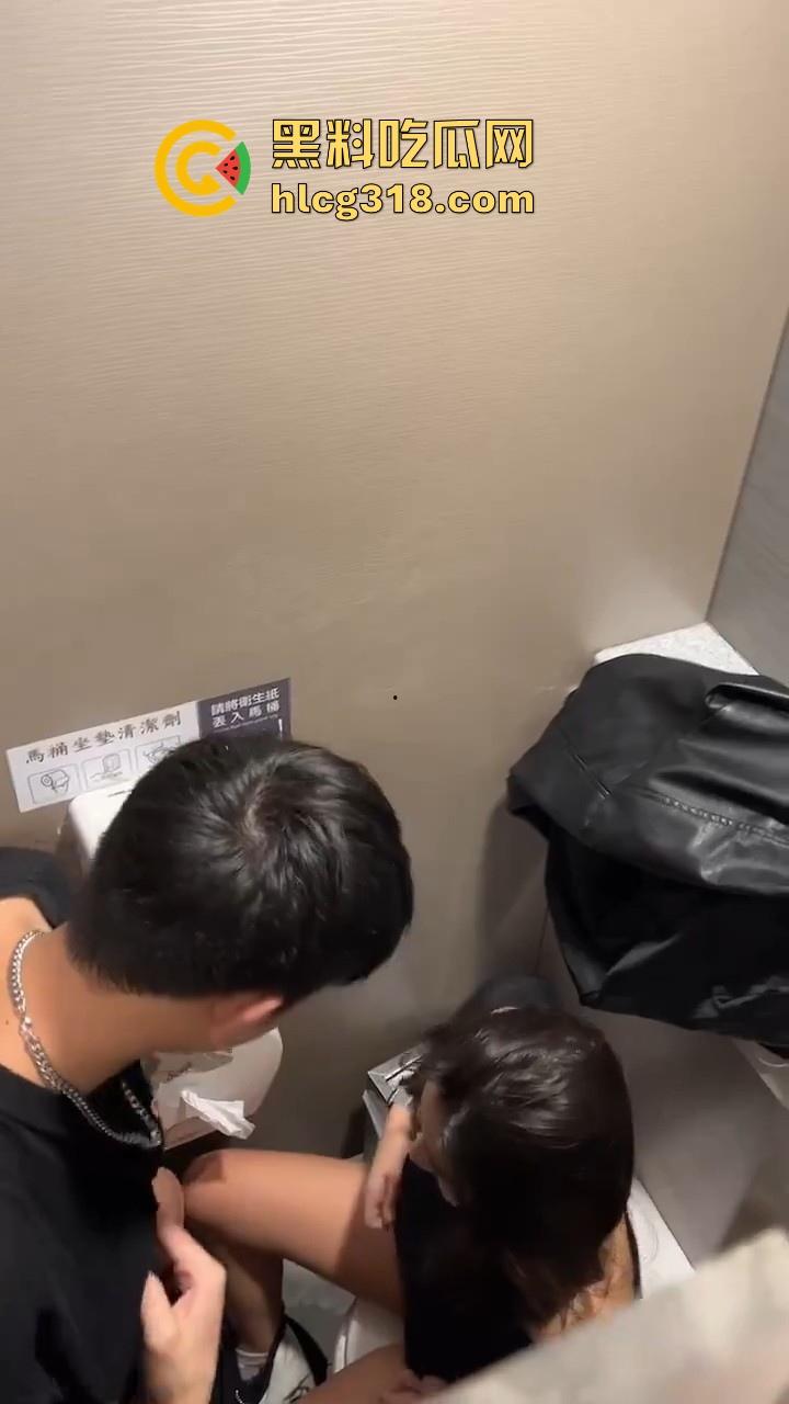 高颜值极品美女厕所偷情，高挑模特身材，男友鸡巴还没多硬呢就迫不及待想要，真是骚气十足！-3