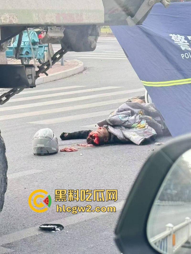 惨不忍睹!杭州一女子骑电车误入大货车盲区惨遭碾压 未带头盔当场爆浆无码实拍流出-1