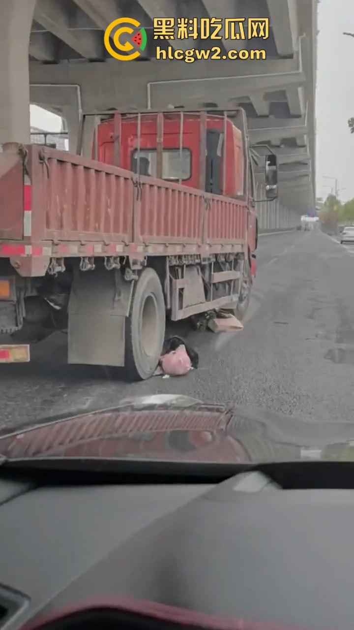 惨不忍睹!杭州一女子骑电车误入大货车盲区惨遭碾压 未带头盔当场爆浆无码实拍流出-2