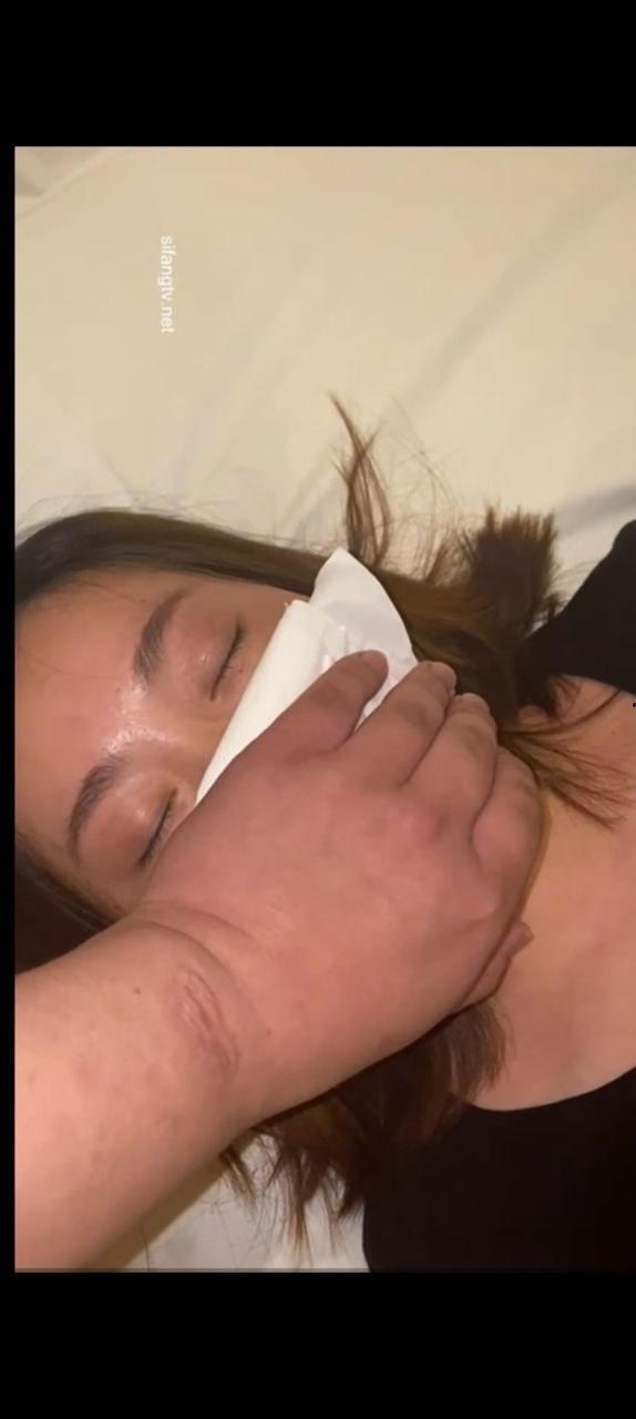 超真实迷奸空姐！脚趾头插穴都能插出水来地骚货 这丰满的样子简直了-8