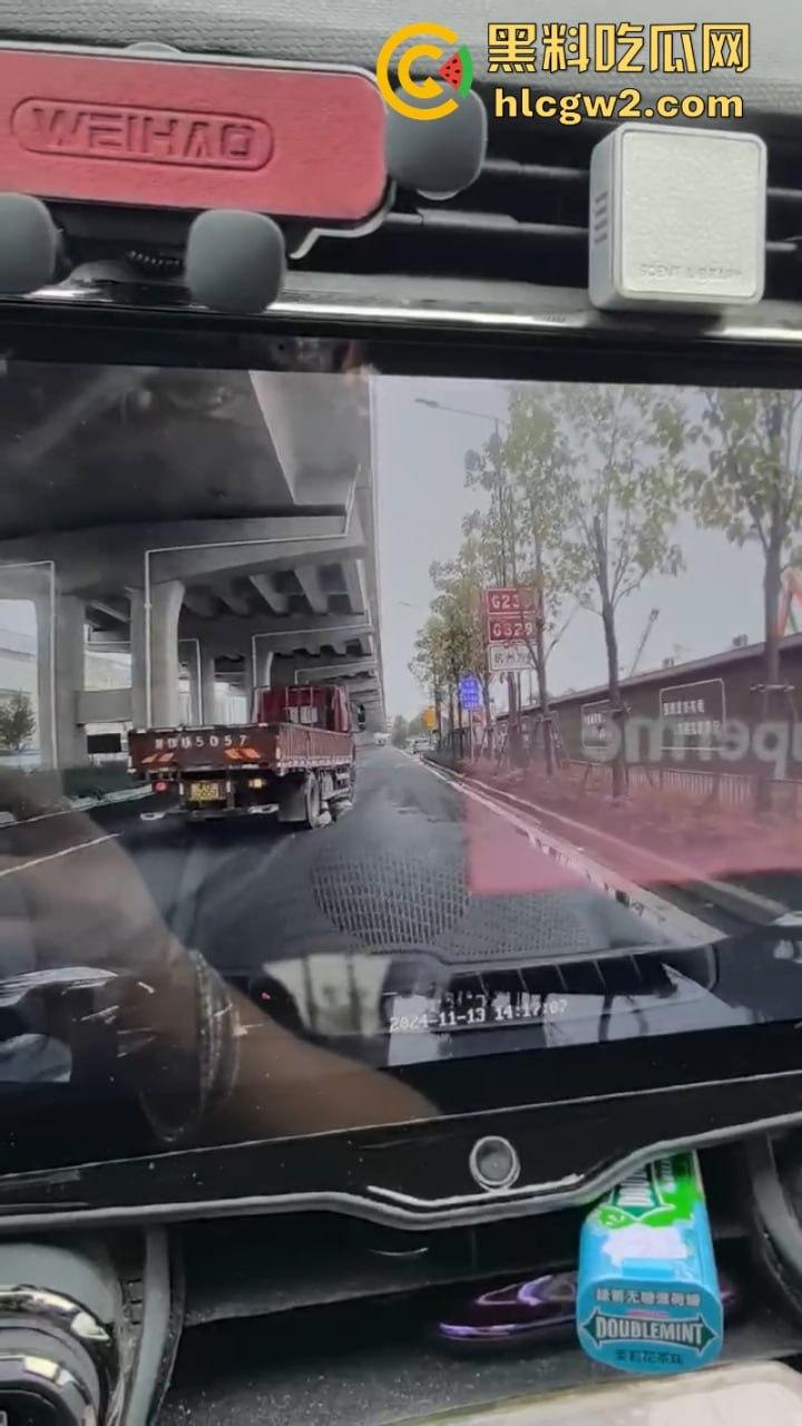 惨不忍睹!杭州一女子骑电车误入大货车盲区惨遭碾压 未带头盔当场爆浆无码实拍流出-4