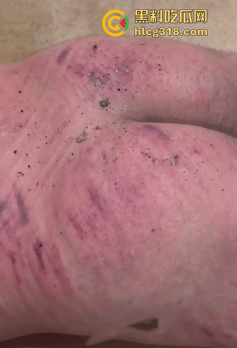 真实富婆调教自家男公狗视频流出！嘴巴装烟灰屁股灭烟头，被打的皮开肉绽，审讯犯人都没这么离谱！-6