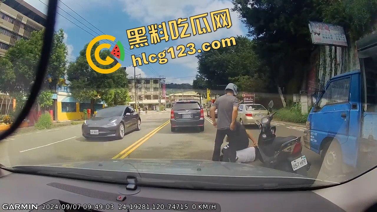 台湾便衣警察摩托车别停货车,上演街头惊险抓捕在逃犯!-1