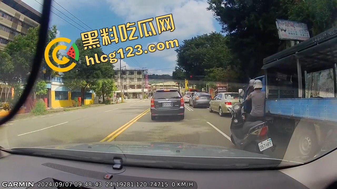 台湾便衣警察摩托车别停货车,上演街头惊险抓捕在逃犯!-3
