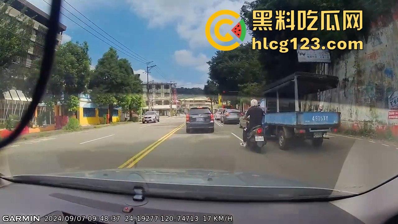 台湾便衣警察摩托车别停货车,上演街头惊险抓捕在逃犯!-5