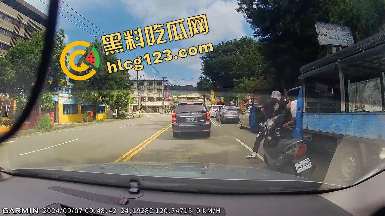 台湾便衣警察摩托车别停货车,上演街头惊险抓捕在逃犯!-7