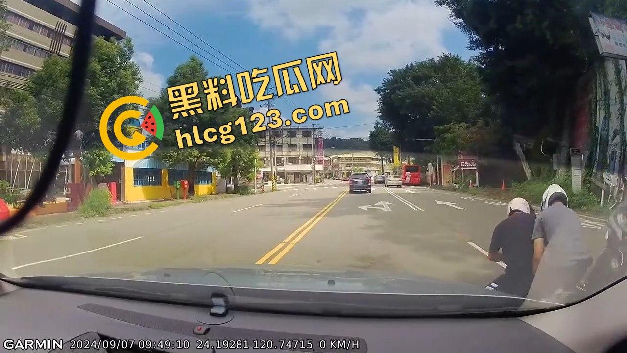 台湾便衣警察摩托车别停货车,上演街头惊险抓捕在逃犯!-8