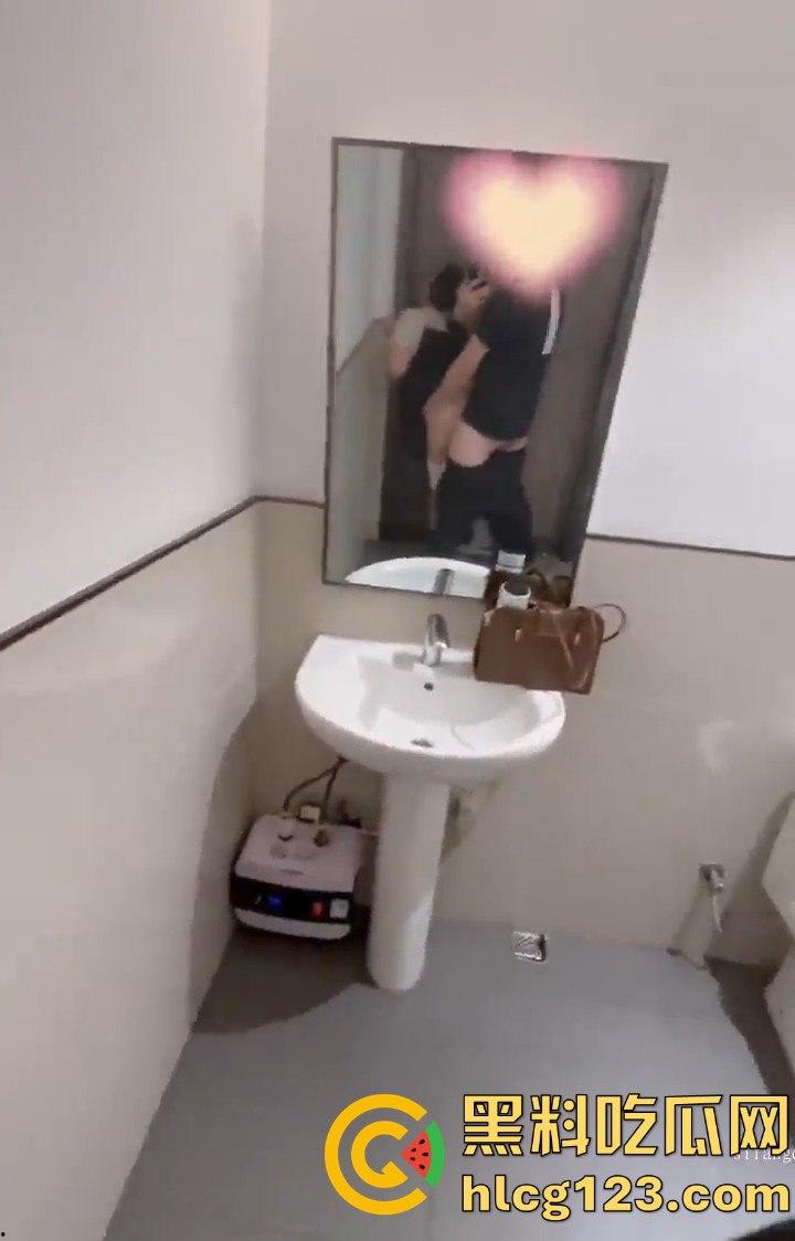 商场试衣间和卫生间上演武汉激情野战！小骚货死忍不叫，情侣打野炮爽翻天！-12