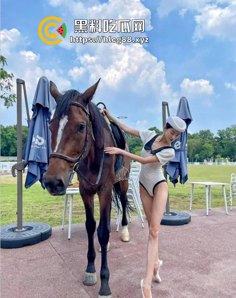 华南师范大学反差舞蹈老师【李欣】超高颜值一字马 骚穴被不同男人无套爆操 性爱视频曝光流出!-1