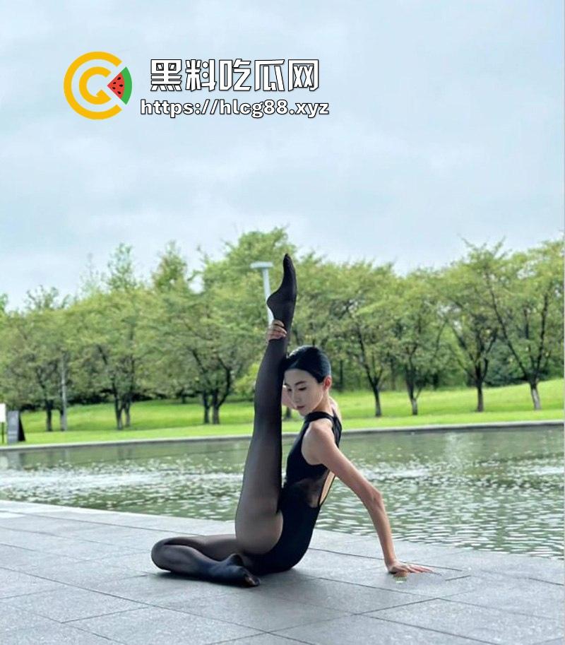 华南师范大学反差舞蹈老师【李欣】超高颜值一字马 骚穴被不同男人无套爆操 性爱视频曝光流出!-3