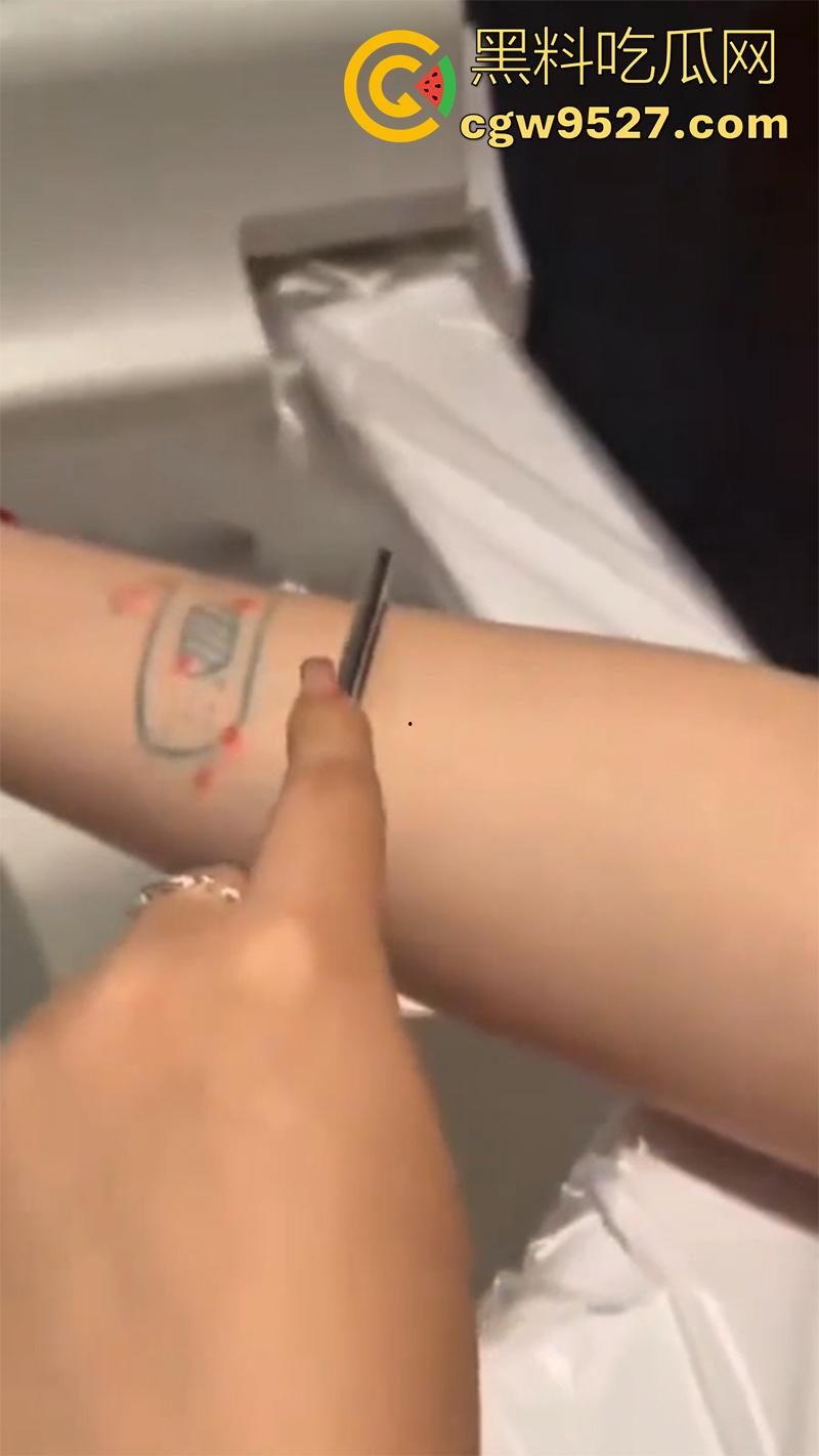 全网疯传马桶割腕女孩，真实自杀鸡皮疙瘩都起来了，脂肪层都割开了，还扒拉了一下，太重口了！-2