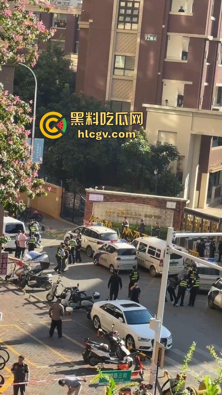 网传南宁学校学生组队跳楼解压，班长带头跳完摔惨了，后面人吓得立马收脚！-5