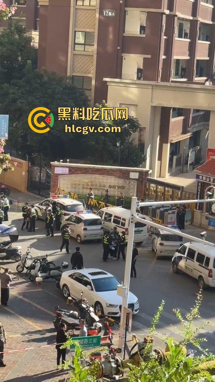 网传南宁学校学生组队跳楼解压，班长带头跳完摔惨了，后面人吓得立马收脚！-9