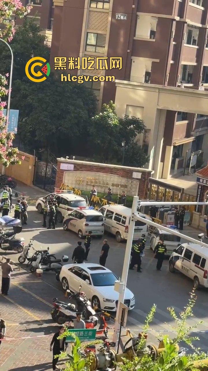 网传南宁学校学生组队跳楼解压，班长带头跳完摔惨了，后面人吓得立马收脚！-11