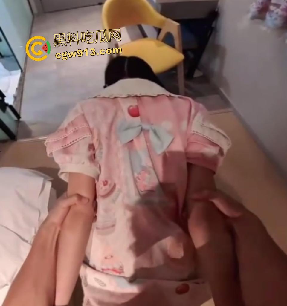 高中双马尾萝莉性欲爆发!樱桃嘴主动送上口交,娇嫩小穴被无套猛操,厕所里被小哥抓辫后入练习骑马!-7