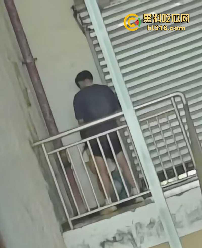 四川仁寿第二职高，小情侣楼梯间激情性爱，少女墙角舔屌被偷拍，在校园上演活春宫，刺激无比！-8