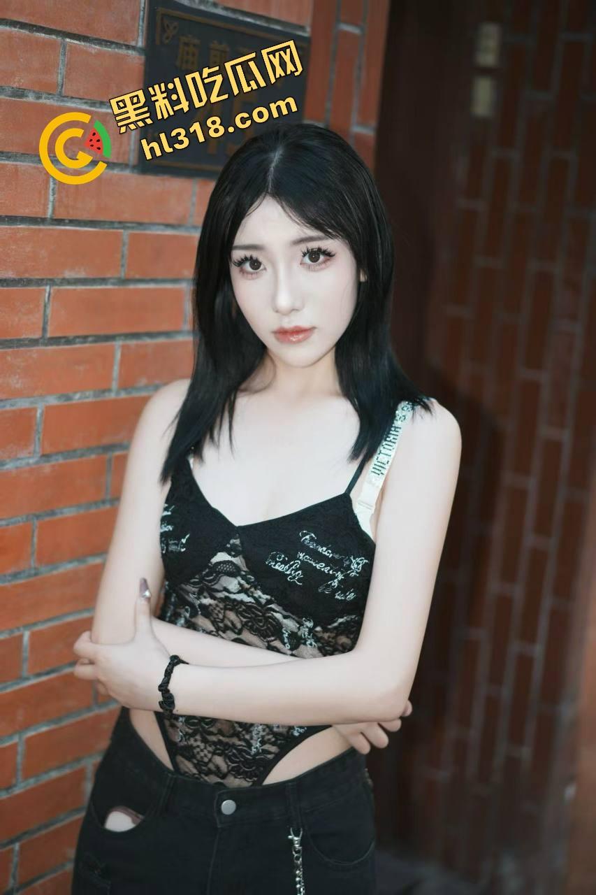 和嫂子卧室疯玩解锁新姿势,对着窗户啪啪、故意让路人偷窥,边吃鸡巴边挨打大屁股,越玩越变态!-2