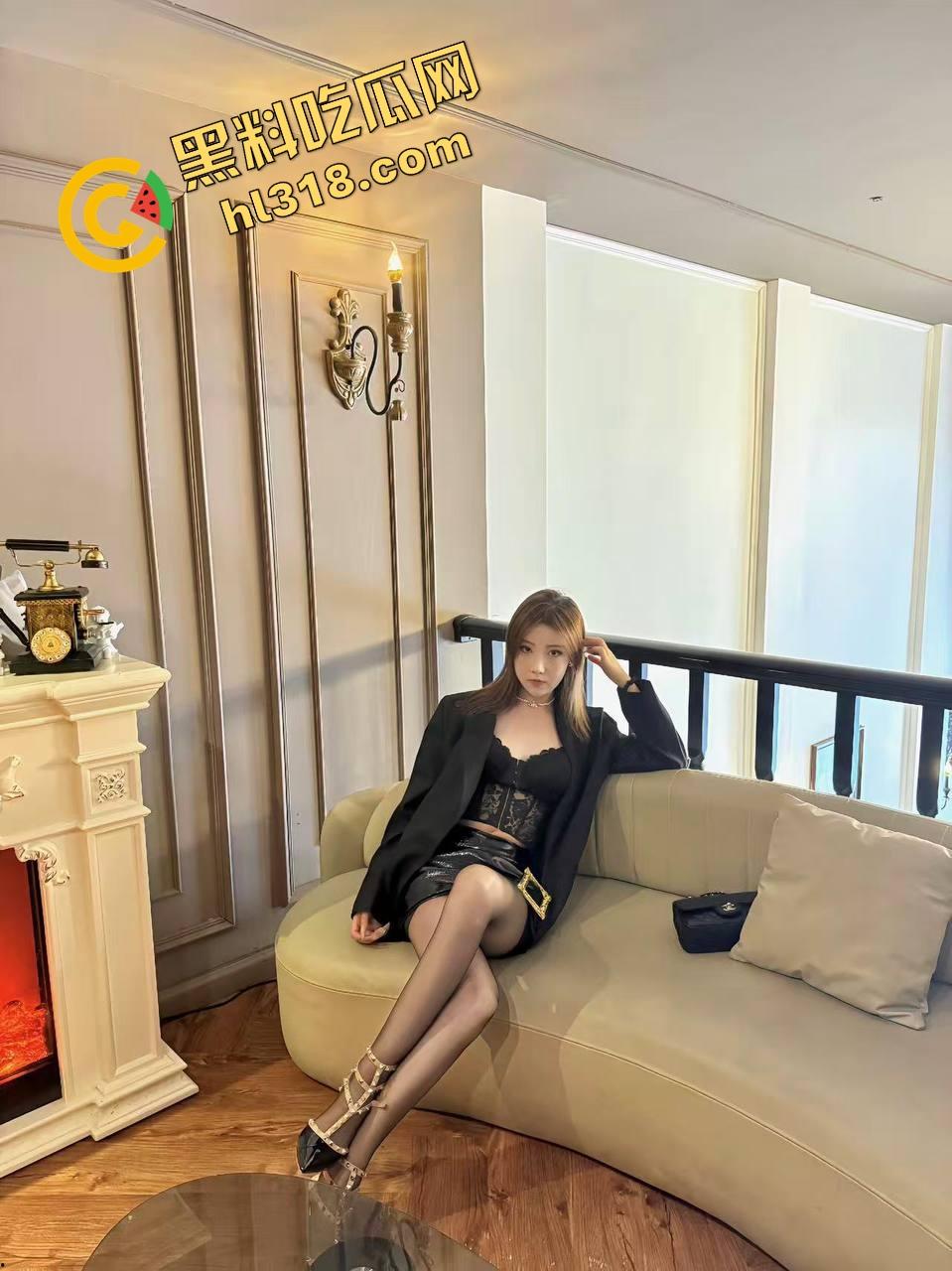 和嫂子卧室疯玩解锁新姿势,对着窗户啪啪、故意让路人偷窥,边吃鸡巴边挨打大屁股,越玩越变态!-4