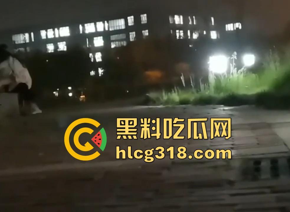 大学的野战瞬间！盘点一下那些性欲极其小伙户外的大学小情侣们的现场视频 满满的荷尔蒙呀！-6