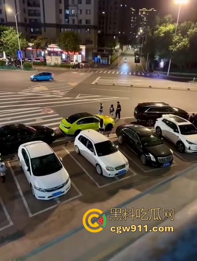 疑是宝马最新配色涂装?福清宝马渣男脚踏多船被发现,多名女友上门给其车改装,还别说这配色还行!-1